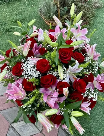 Корзина мечты из розовых лилий и красных роз