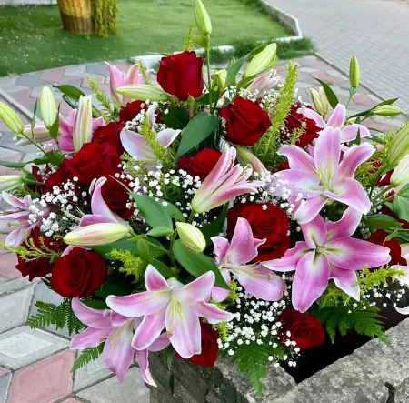 Корзина мечты из розовых лилий и красных роз