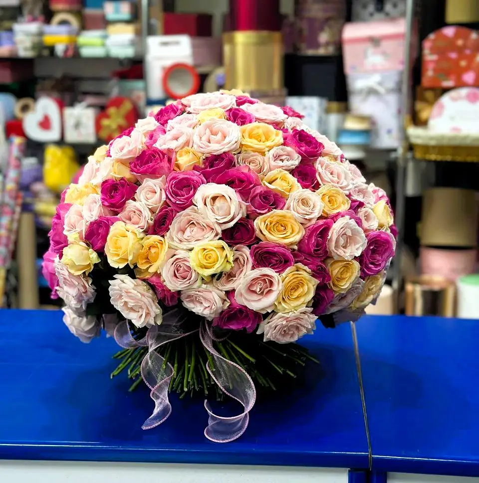 101 разноцветная роза