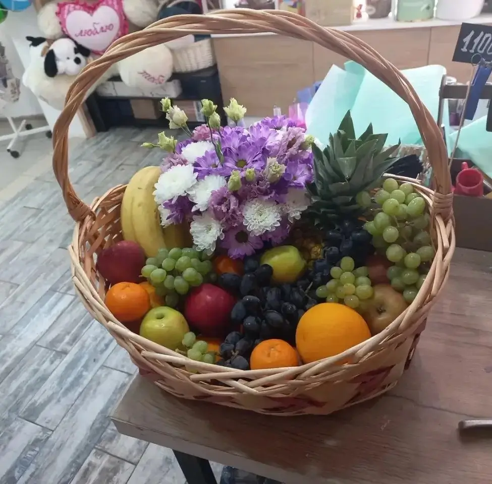 Фруктовая корзина с хризантемами