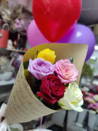 Букет из пяти разноцветных роз