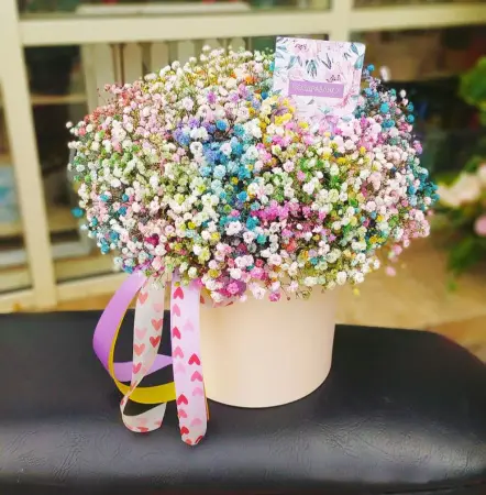 Шляпная коробка с радужной  гипсофилой